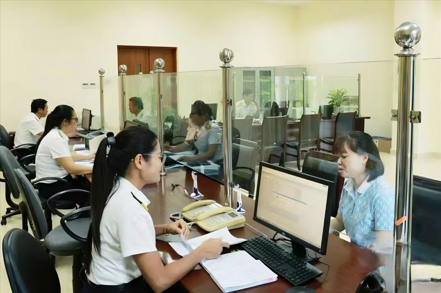 Thuế cơ sở 1 (Sơn La) tiếp nhận, giải quyết thủ tục hành chính cho người nộp thuế. Ảnh:baosonla.vn