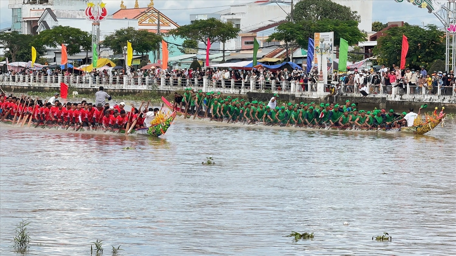 Phó Giám đốc Sở Văn hóa, Thể thao và Du lịch tỉnh Vĩnh Long Cao Quốc Dũng cho biết, đua ghe Ngo là một trong những hoạt động sôi nổi, hấp dẫn, mang đậm nét đẹp truyền thống của đồng bào Khmer Nam Bộ nói chung và tỉnh Vĩnh Long nói riêng. Sự kiện văn hóa thể thao độc đáo này là dịp để đồng bào Khmer thể hiện sức mạnh của tinh thần đoàn kết và bản sắc văn hóa đặc sắc của dân tộc. Đua ghe Ngo được tỉnh duy trì tổ chức hằng năm, đúng vào dịp lễ hội Ok Om Bok, không chỉ nhằm phục vụ bà con Khmer địa phương mà còn mang đến không gian vui chơi, giải trí ý nghĩa cho đông đảo du khách.