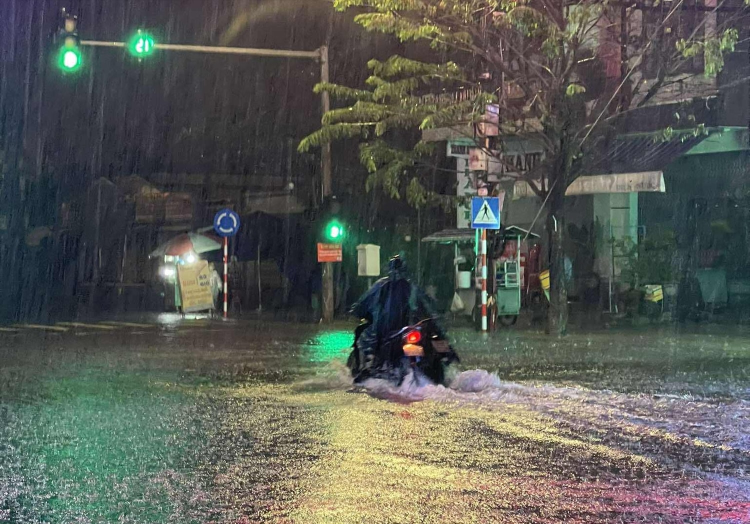 Mưa lớn làm nhiều tuyến đường ở phường Bàn Thạch ngập nước, đi lại khó khăn. (Ảnh Nhật Thành)