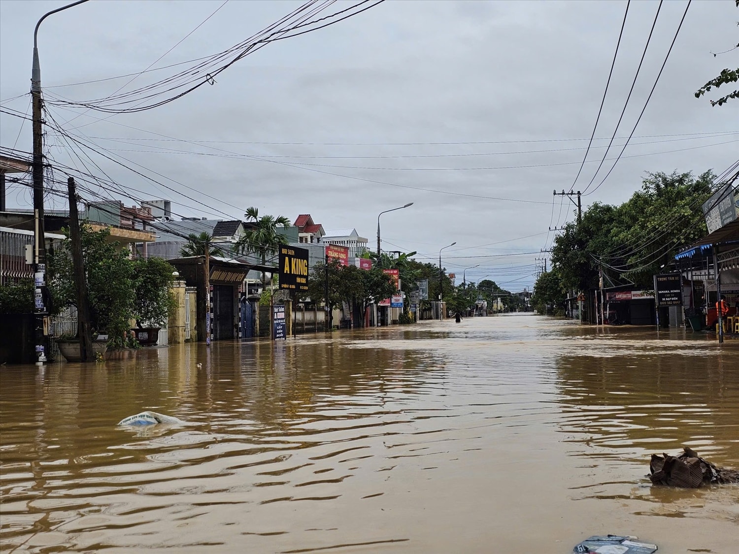 Vùng rốn lũ Đại Lộc nước lên nhanh khiến nhà cửa bị ngập, đường sá chia cắt. (Ảnh Thi Thi)