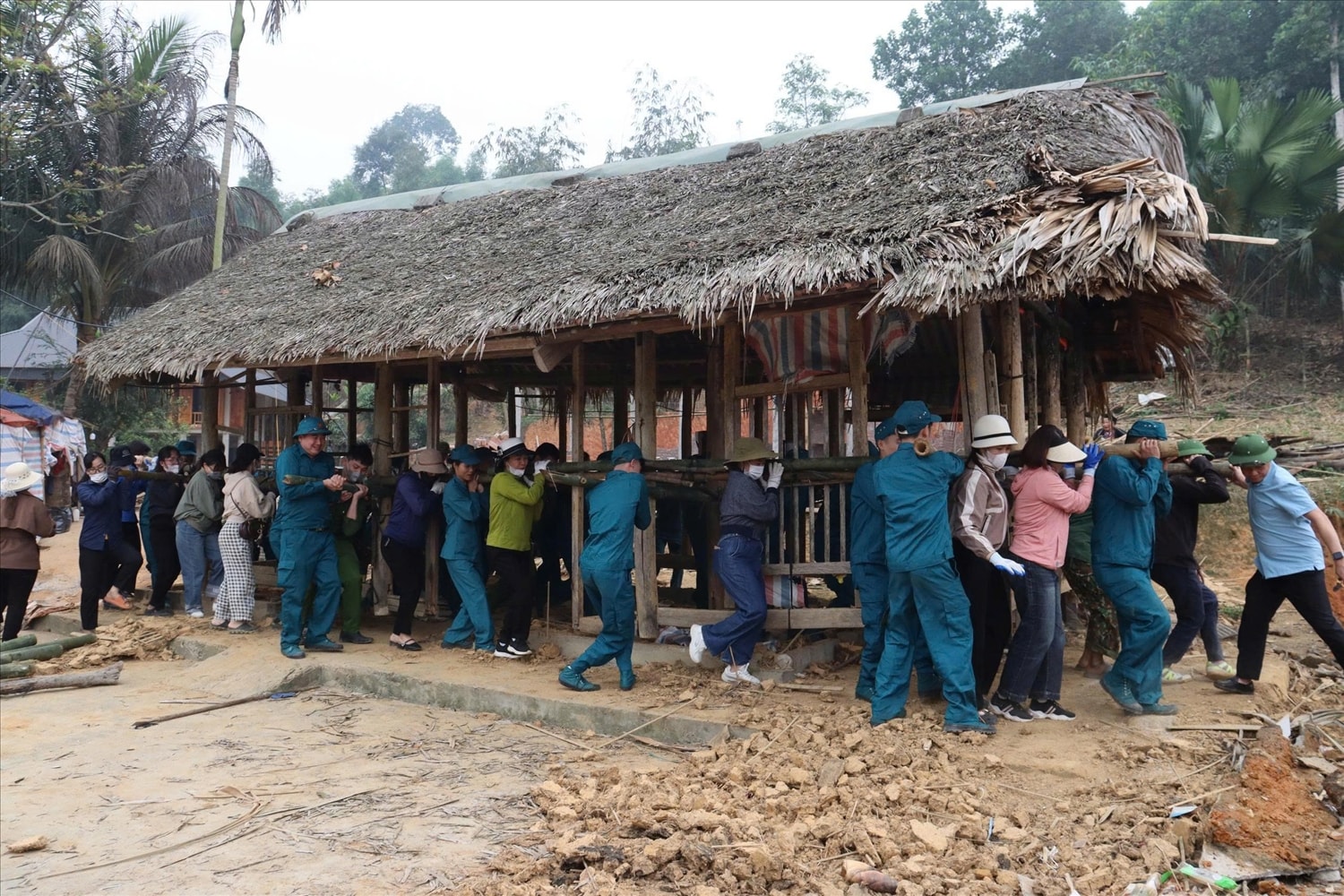 Xã Yên Sơn huy động cán bộ hỗ trợ người dân xóa nhà tạm.