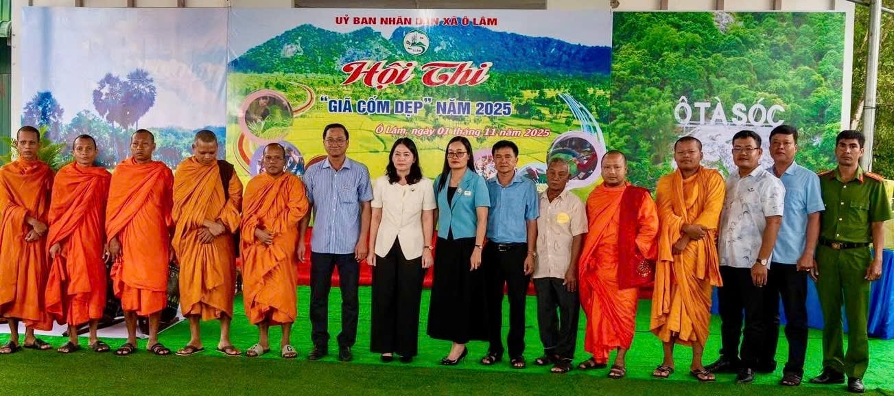 Bà Néang Sâm Bô, Phó Chủ tịch UBND xã Ô Lâm ( nữ mặc áo xanh) cùng Ban tổ chức chụp ảnh lưu niệm cùng các đại buổi lá chức sắc, sư sãi trên địa bàn tỉnh An Giang đến dự Hội thi Bà Néang Sâm Bô, Phó Chủ tịch UBND xã Ô Lâm ( nữ mặc áo xanh) cùng Ban tổ chức chụp ảnh lưu niệm cùng các đại buổi lá chức sắc, sư sãi trên địa bàn tỉnh An Giang đến dự Hội thi
