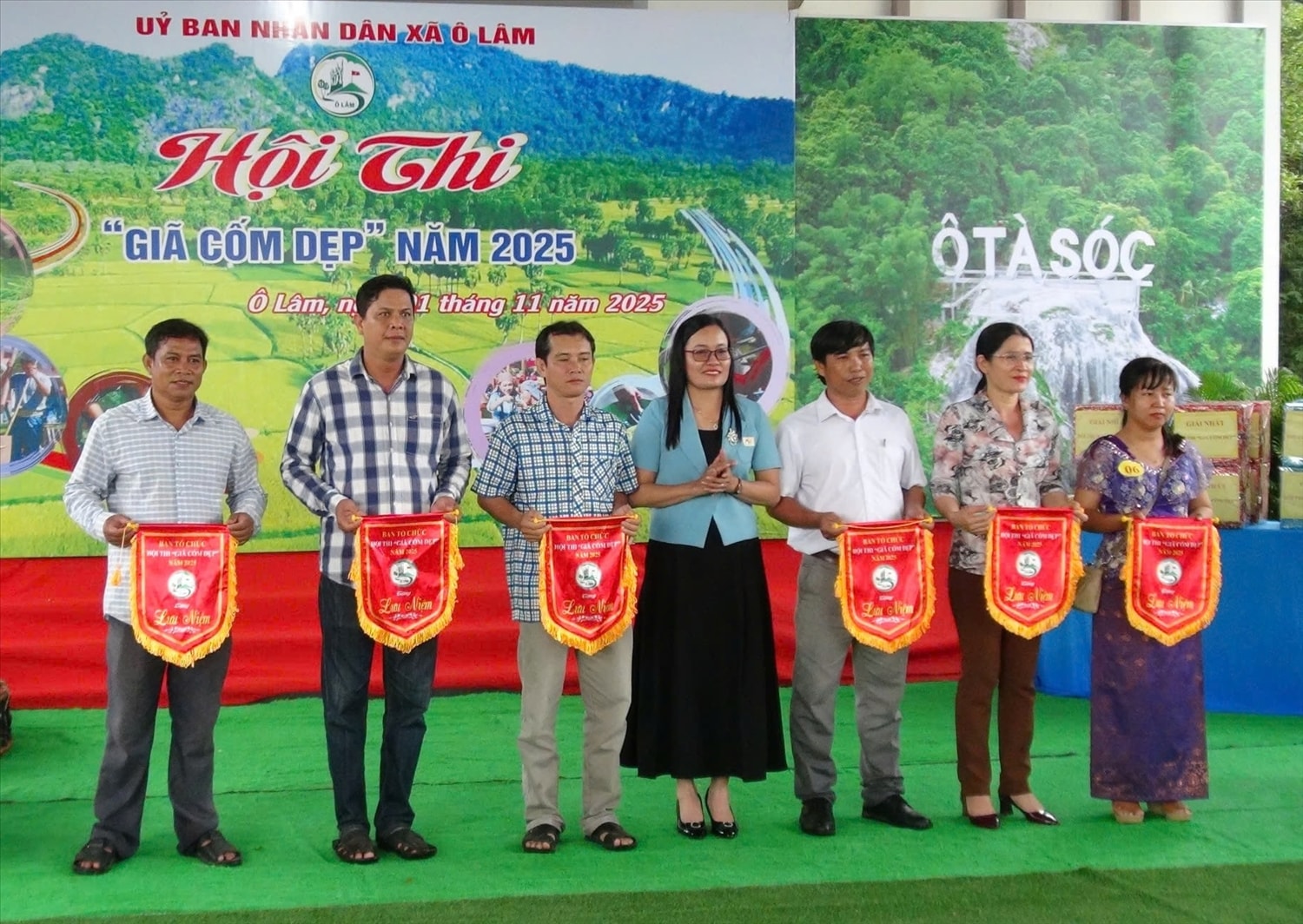 Bà Néang Sâm Bô, Phó Chủ tịch UBND xã Ô Lâm trao cờ lưu niệm cho các đội tham gia Hội thi Bà Néang Sâm Bô, Phó Chủ tịch UBND xã Ô Lâm trao cờ lưu niệm cho các đội tham gia Hội thi