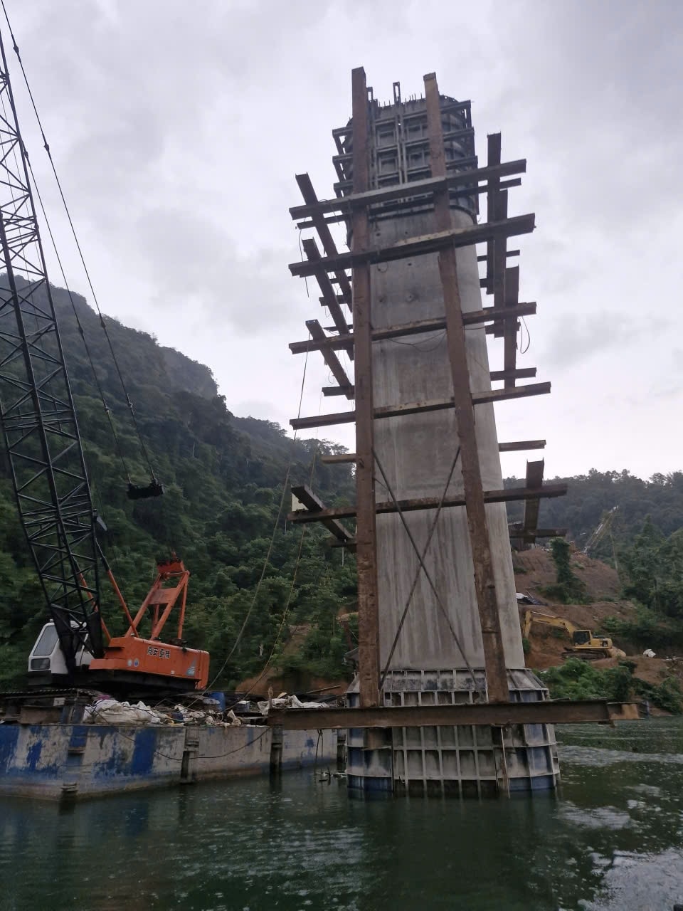 Thi công  trụ cầu Suối Hộc trên tuyến mở đường vào các xã vùng lòng hồ bản Vẽ
