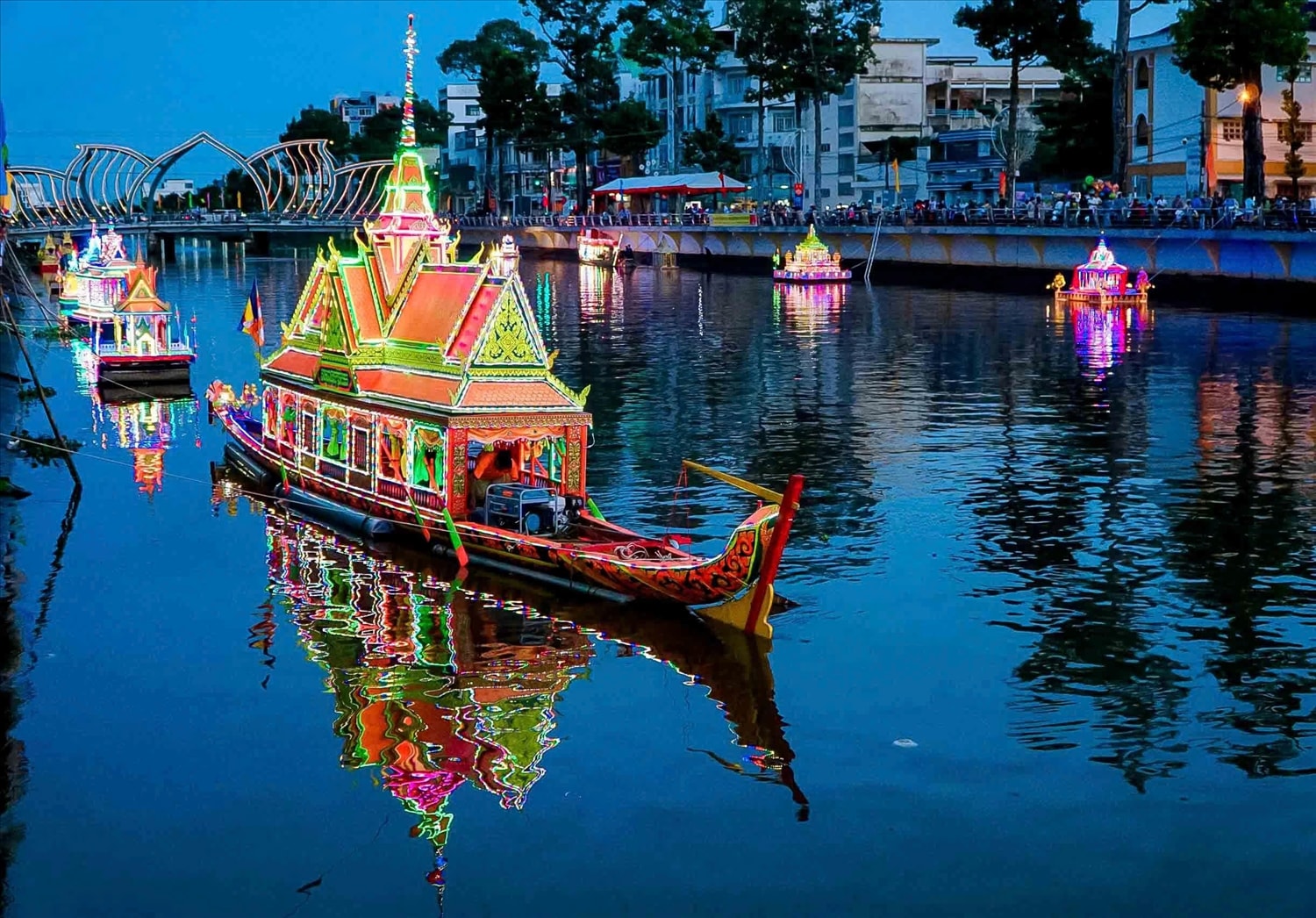 Những chiếc Đèn Nước được thiết kế mô phỏng kiến trúc chánh điện hoặc ngọn tháp Khmer, với khung gỗ hoặc kim loại, thân và mái tạo hình bằng giấy bìa, trang trí hoa, đèn, nhang và vật phẩm cúng tế.