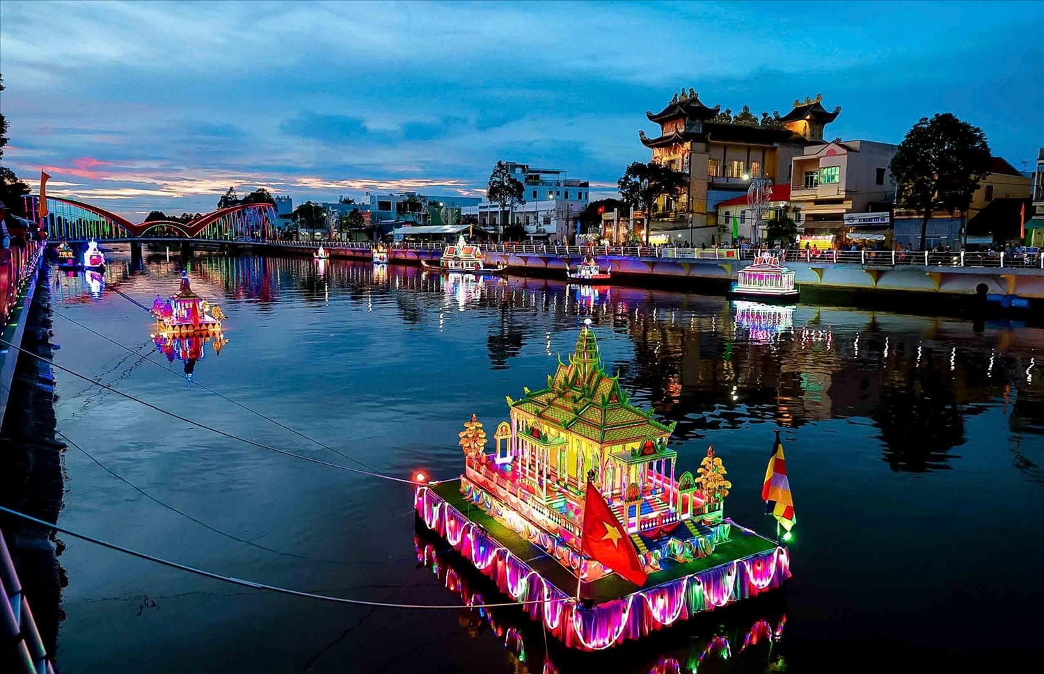Mỗi chiếc đèn là mô hình của từng chùa Khmer trên địa bàn TP. Cần Thơ 