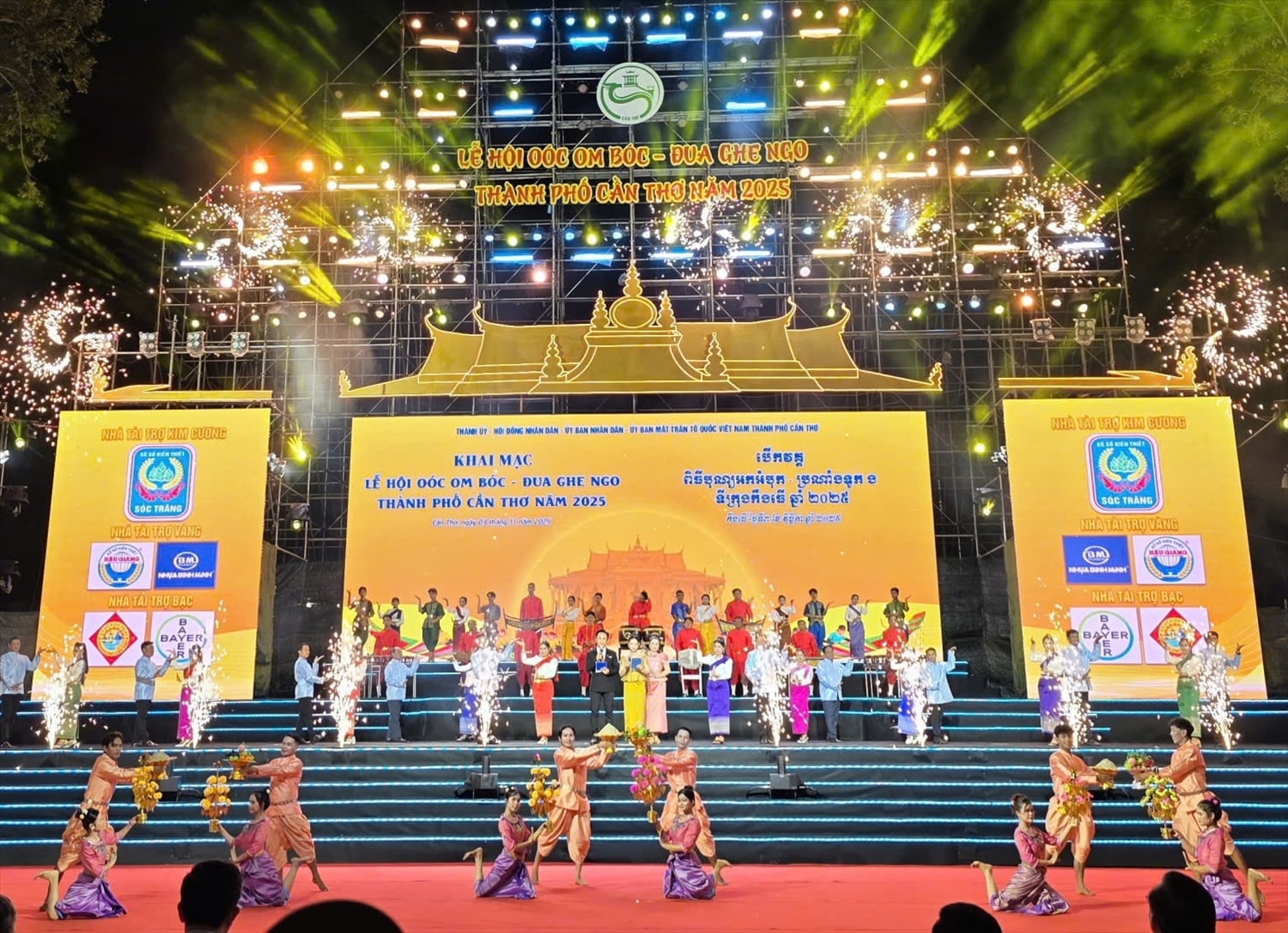 Những tiết mục văn nghệ đã làm bừng sáng di sản văn hóa Khmer giữa lòng Tây Đô Những tiết mục văn nghệ đã làm bừng sáng di sản văn hóa Khmer giữa lòng Tây Đô