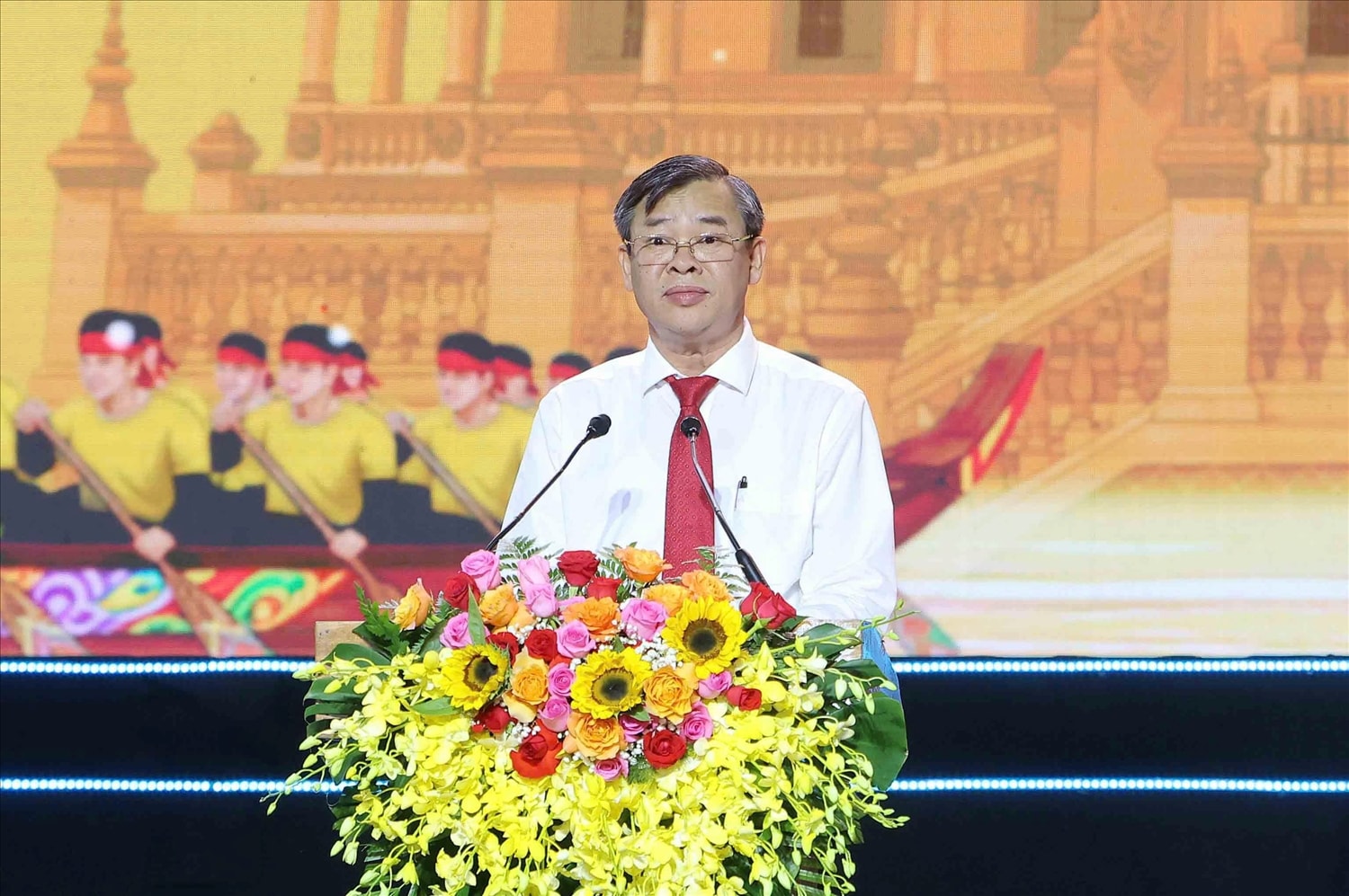 Ông Trương Cảnh Tuyên, Chủ tịch UBND, Trưởng Ban chỉ đạo Lễ hội Oóc Om Bóc - Đua ghe Ngo TP. Cần Thơ năm 2025 phát biểu khai mạc Ông Trương Cảnh Tuyên, Chủ tịch UBND, Trưởng Ban chỉ đạo Lễ hội Oóc Om Bóc - Đua ghe Ngo TP. Cần Thơ năm 2025 phát biểu khai mạc