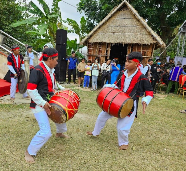 Trình diễn trống đôi giống như 2 người đang trò chuyện với nhau, thông qua tiếng trống. (Ảnh: T.N) Trình diễn trống đôi giống như 2 người đang trò chuyện với nhau, thông qua tiếng trống. (Ảnh: T.N)