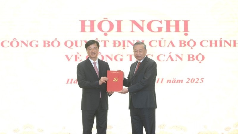 Tổng Bí thư Tô Lâm trao quyết định của Bộ Chính trị phân công đồng chí Nguyễn Duy Ngọc, Ủy viên Bộ Chính trị, Bí thư Trung ương Đảng, Chủ nhiệm Ủy ban kiểm tra Trung ương làm Bí thư Thành ủy Hà Nội nhiệm kỳ 2025-2030.