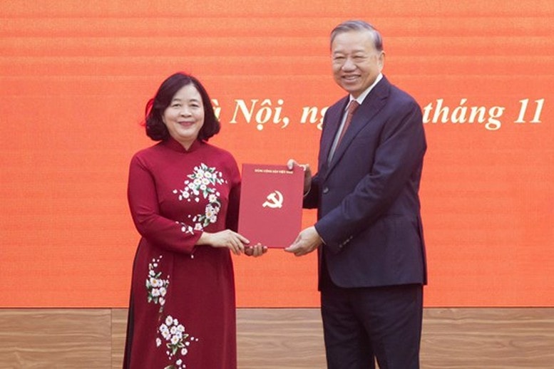 Tổng Bí Thư Tô Lâm trao Quyết định của Bộ Chính trị điều động, phân công cho đồng chí Bùi Thị Minh Hoài giữ chức Bí thư Đảng ủy MTTQ, các Đoàn thể Trung ương - Ảnh: MTTQ Tổng Bí Thư Tô Lâm trao Quyết định của Bộ Chính trị điều động, phân công cho đồng chí Bùi Thị Minh Hoài giữ chức Bí thư Đảng ủy MTTQ, các Đoàn thể Trung ương - Ảnh: MTTQ
