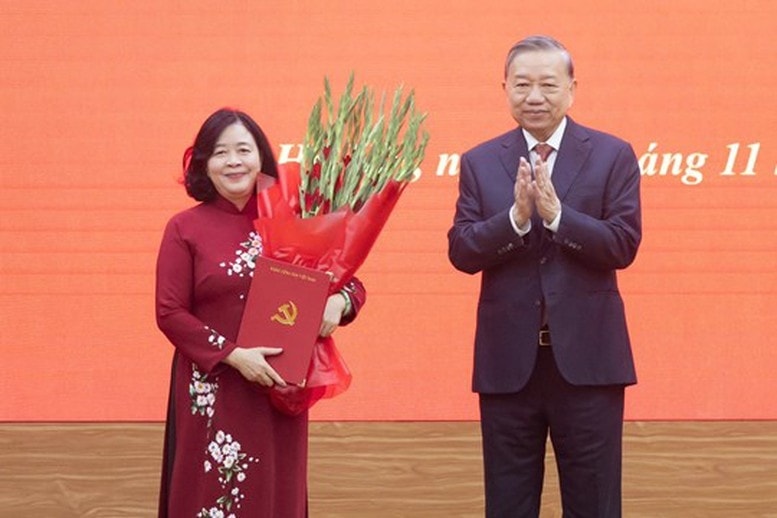 Tổng Bí thư Tô Lâm tặng hoa, chúc mừng đồng chí Bùi Thị Minh Hoài - Ảnh: MTTQ Tổng Bí thư Tô Lâm tặng hoa, chúc mừng đồng chí Bùi Thị Minh Hoài - Ảnh: MTTQ