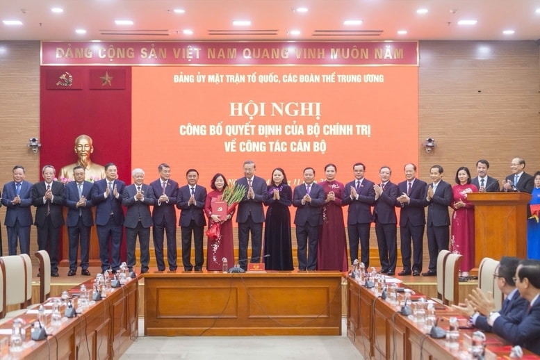 Tổng Bí thư Tô Lâm và các đồng chí lãnh đạo chúc mừng tân Bí thư Đảng ủy Mặt trận Tổ quốc, các đoàn thể Trung ương Bùi Thị Minh Hoài Tổng Bí thư Tô Lâm và các đồng chí lãnh đạo chúc mừng tân Bí thư Đảng ủy Mặt trận Tổ quốc, các đoàn thể Trung ương Bùi Thị Minh Hoài