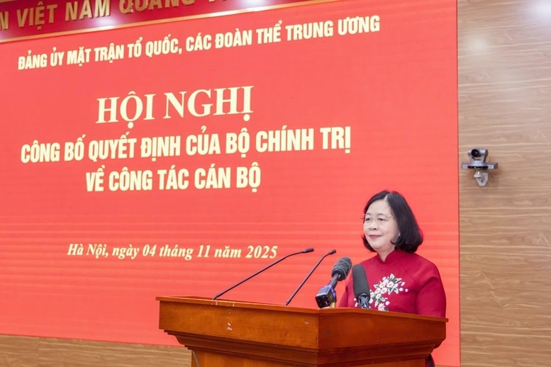 Tân Bí thư Đảng ủy Mặt trận Tổ quốc, các đoàn thể Trung ương Bùi Thị Minh Hoài phát biểu nhận nhiệm vụ. Tân Bí thư Đảng ủy Mặt trận Tổ quốc, các đoàn thể Trung ương Bùi Thị Minh Hoài phát biểu nhận nhiệm vụ.