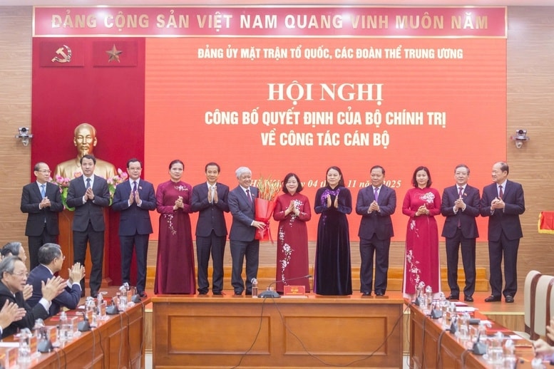 Phó Bí thư Thường trực Đảng ủy Quốc hội, Chủ tịch Ủy ban Trung ương Mặt trận Tổ quốc Việt Nam Đỗ Văn Chiến đã tặng hoa chúc mừng tân Bí thư Đảng ủy Mặt trận Tổ quốc, các đoàn thể Trung ương Bùi Thị Minh Hoài. Phó Bí thư Thường trực Đảng ủy Quốc hội, Chủ tịch Ủy ban Trung ương Mặt trận Tổ quốc Việt Nam Đỗ Văn Chiến đã tặng hoa chúc mừng tân Bí thư Đảng ủy Mặt trận Tổ quốc, các đoàn thể Trung ương Bùi Thị Minh Hoài.