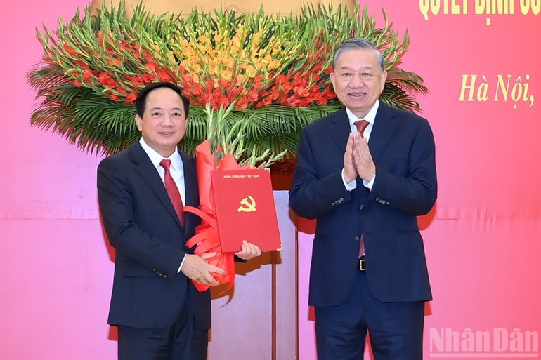 Tổng Bí thư Tô Lâm trao Quyết định của Bộ Chính trị điều động, phân công, bổ nhiệm đồng chí Trịnh Văn Quyết giữ chức Trưởng Ban Tuyên giáo và Dân vận Trung ương. Tổng Bí thư Tô Lâm trao Quyết định của Bộ Chính trị điều động, phân công, bổ nhiệm đồng chí Trịnh Văn Quyết giữ chức Trưởng Ban Tuyên giáo và Dân vận Trung ương.