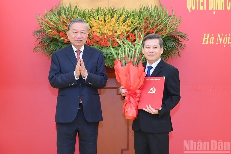 Tổng Bí thư Tô Lâm trao quyết định điều động, phân công, bổ nhiệm đồng chí Lê Minh Trí giữ chức Phó Trưởng Ban Thường trực Ban Nội chính Trung ương. Tổng Bí thư Tô Lâm trao quyết định điều động, phân công, bổ nhiệm đồng chí Lê Minh Trí giữ chức Phó Trưởng Ban Thường trực Ban Nội chính Trung ương.