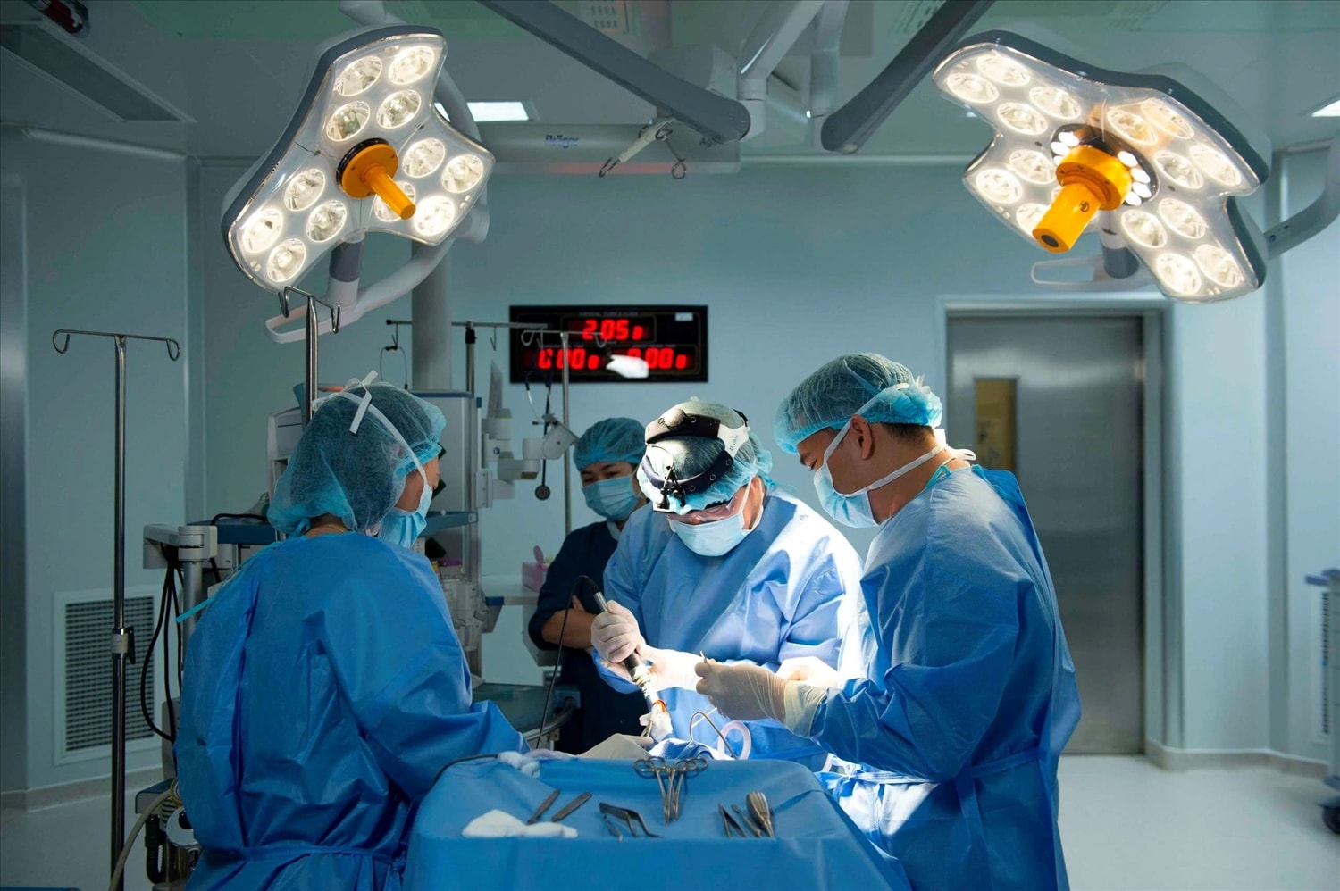 Ê-kíp bác sĩ Vinmec Phú Quốc phẫu thuật cho thai phụ người Hàn