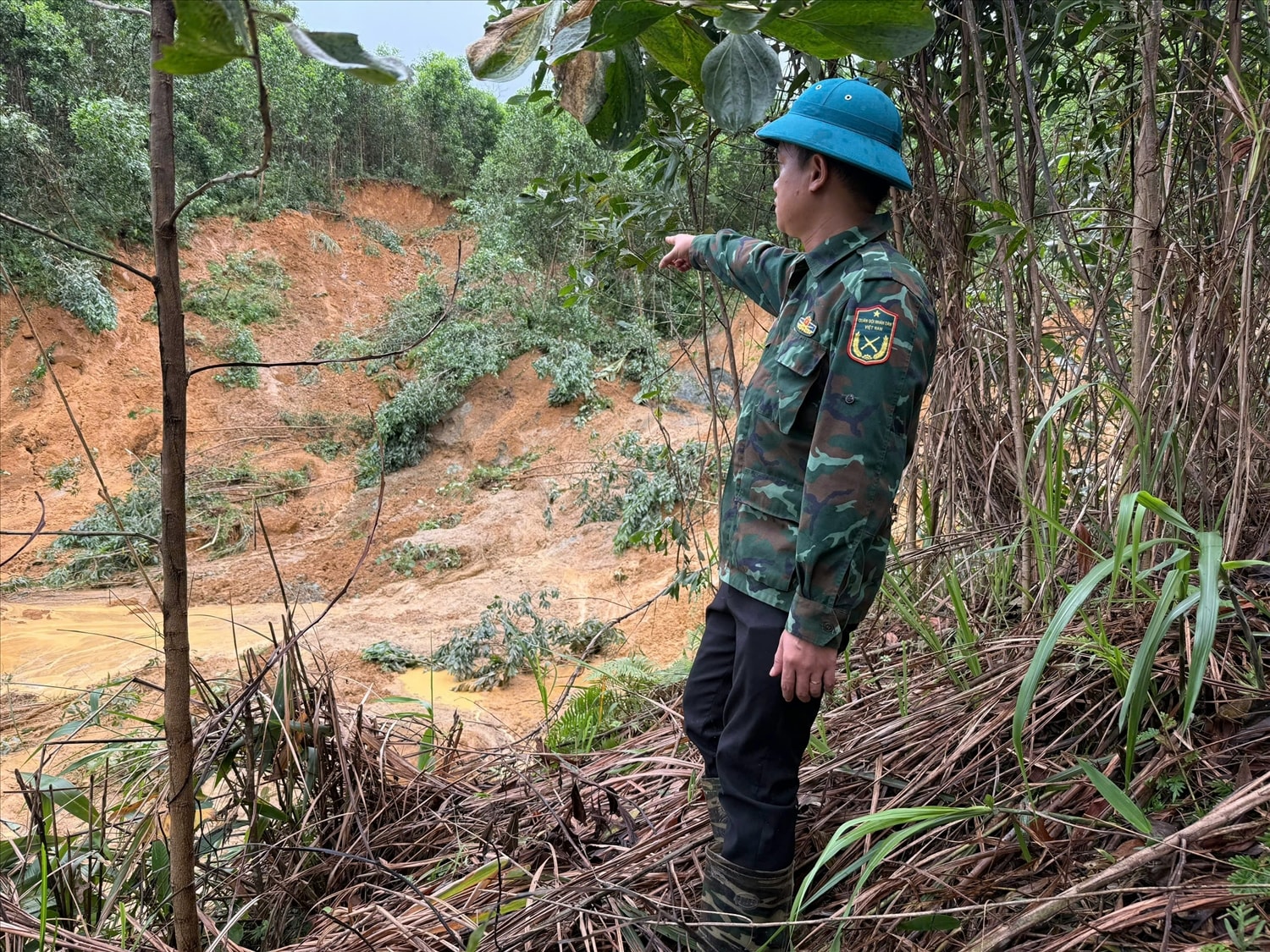 Chính quyền kiểm tra khu vực nguy cơ sạt lở, sẵn sàng di dời dân đến nơi an toàn. (Ảnh Tân Trà)