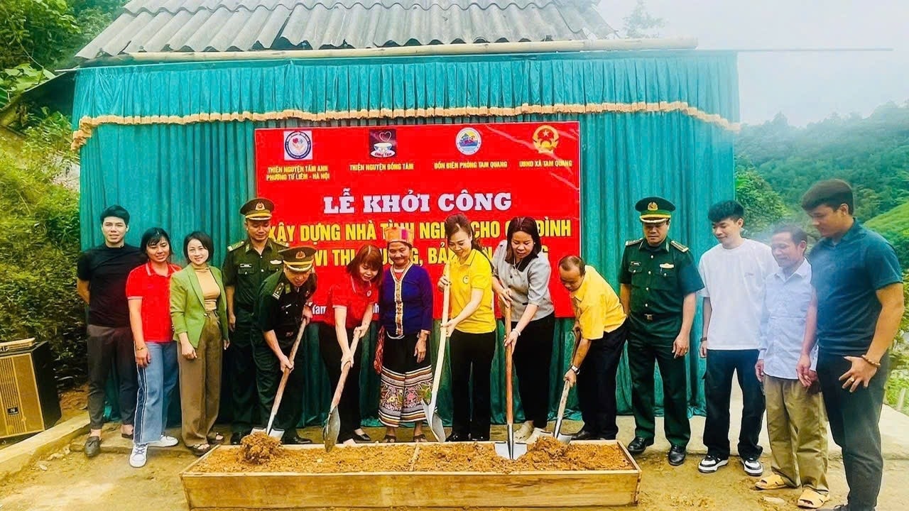 Lễ khởi công xây dựng “Nhà tình nghĩa” tặng hộ gia đình bà Vy Thị Thưởng, dân tộc Thái, trú tại bản Tân Hương, xã Tam Quang.