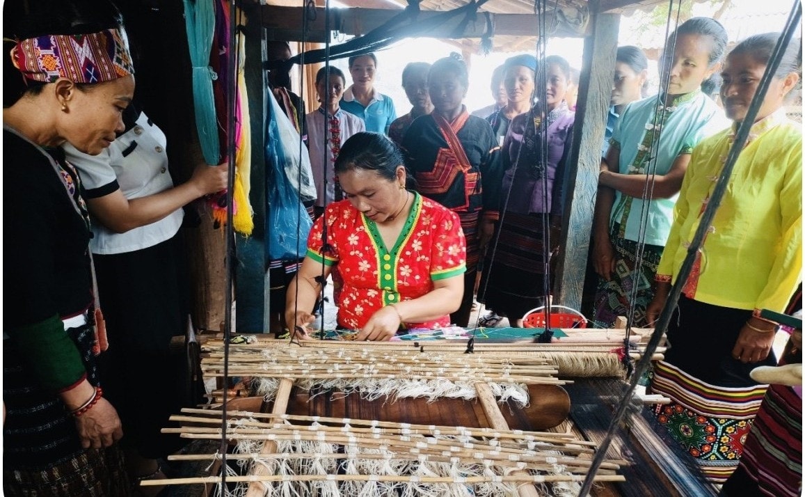 Tổ hợp tác thổ cẩm giúp chị em phụ nữ DTTS đoàn kết, bám nghề, gìn giữ bản sắc văn hóa...