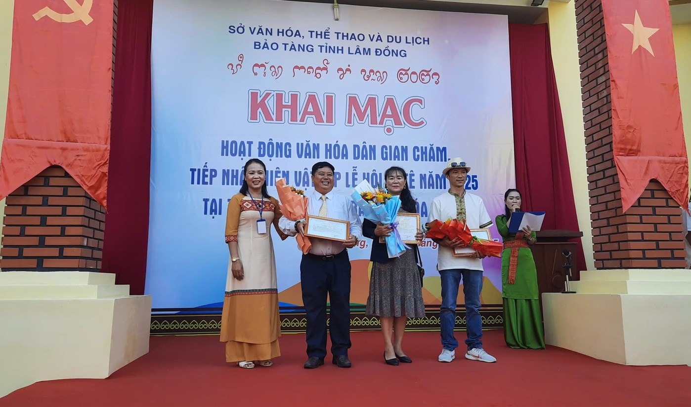 Các nhà sưu tầm hiến tặng cổ vật cho Trung tâm Trưng bày văn hóa Chăm