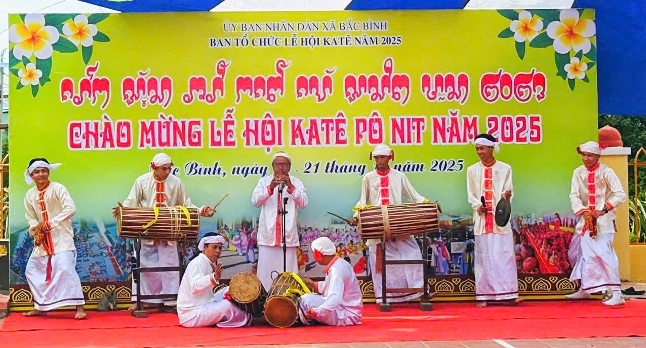 Hòa tấu nhạc cụ Chăm trong Lễ hội Katê tạo xã Bắc Bình
