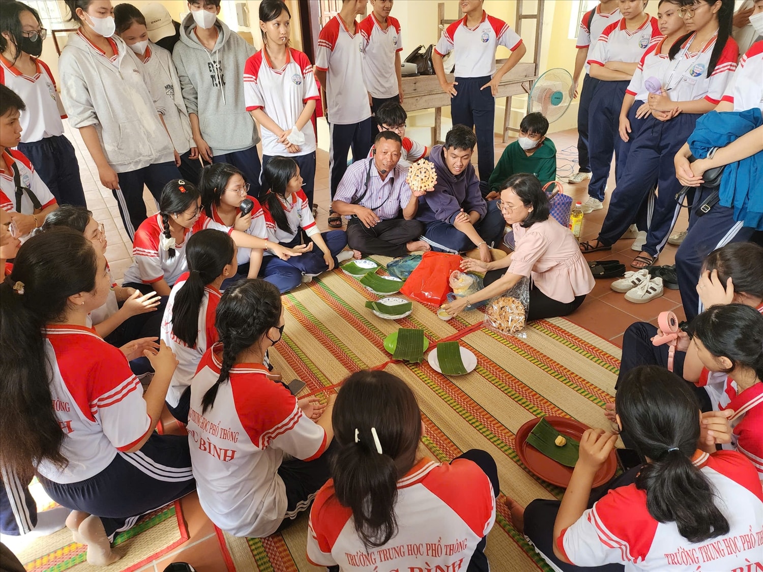 Học sinh tham gia trải nghiệm làm bánh gừng tại Trung tâm Trưng bày Văn hóa Chăm Bắc Bình.