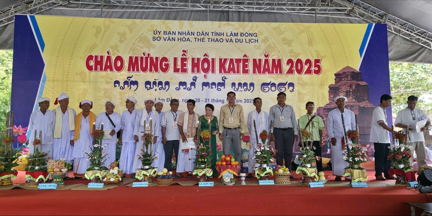 Trao giải Hội thi xếp mâm trầu tại Lễ hội Katê PosaInu