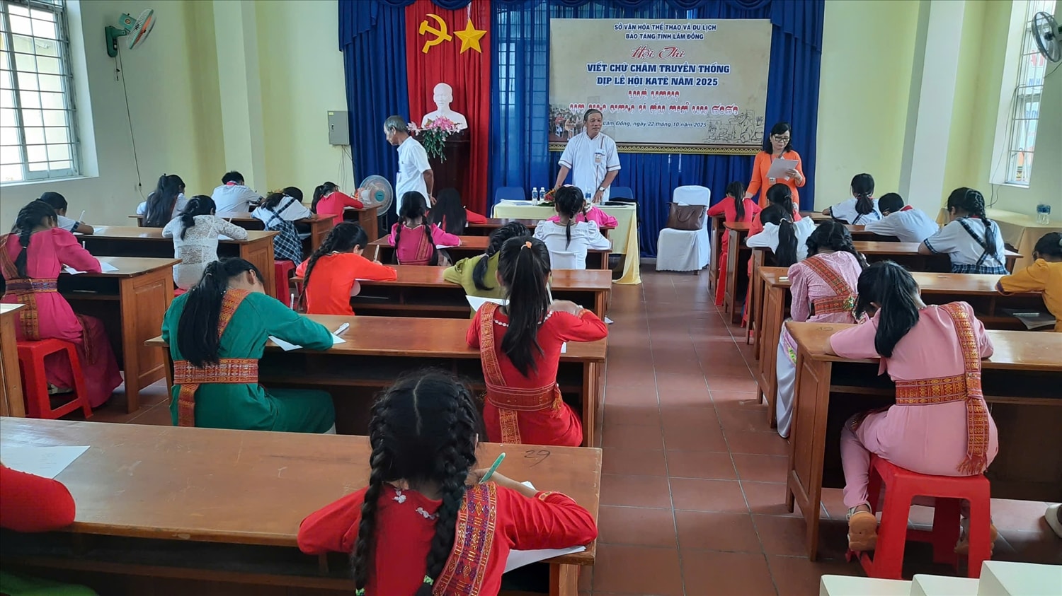 Thi viết chữ Chăm tại Trung tâm Trưng bày văn hóa Chăm.