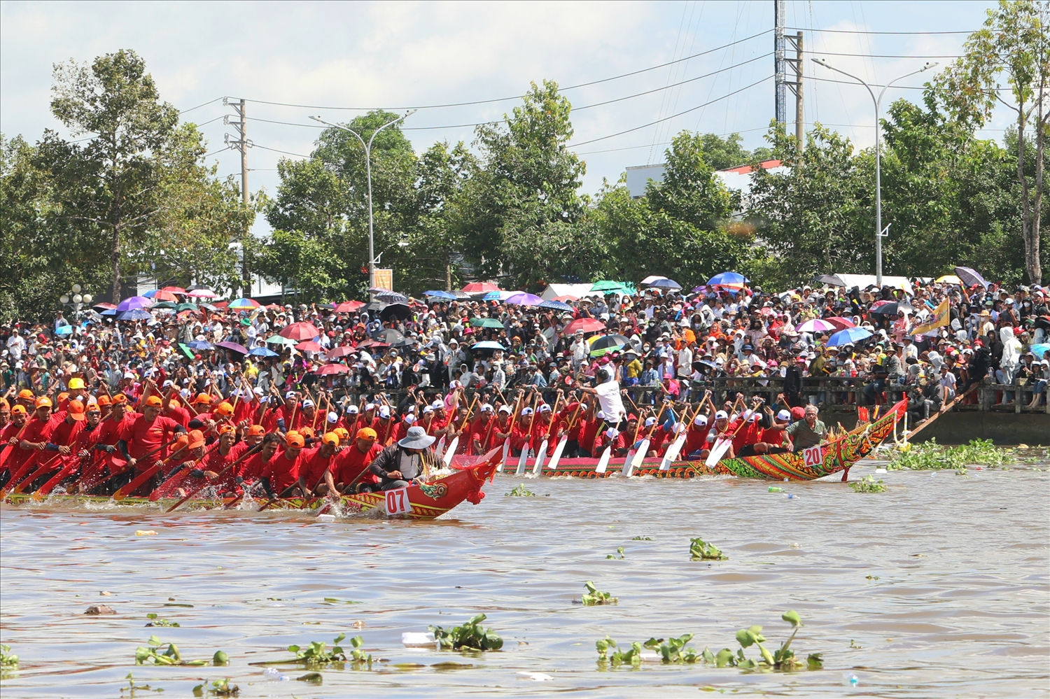 Ghe ngo rẽ sóng, tranh tài trong ngày hội lớn của đồng bào Khmer Nam Bộ 