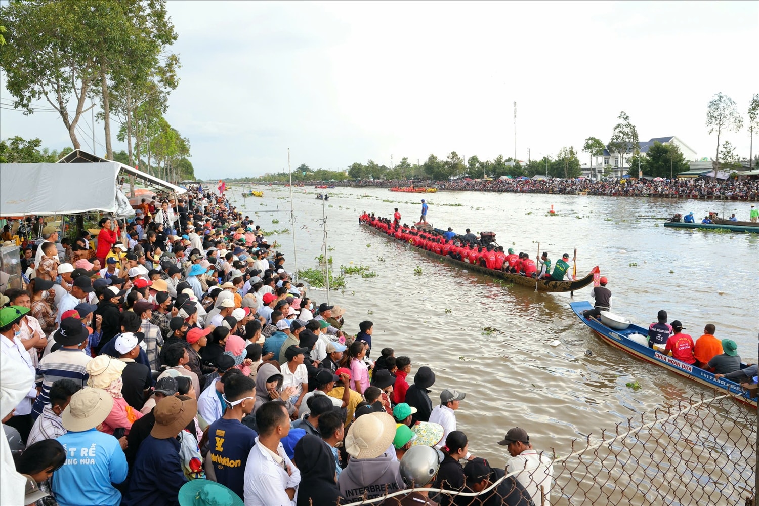 Ông Nguyễn Văn Khởi, Phó Chủ tịch UBND thành phố Cần Thơ cho biết, tháng 7/2025 là một dấu mốc lịch sử quan trọng, mở ra một bước ngoặt mới cho thành phố Cần Thơ. Với sự hợp nhất từ thành phố Cần Thơ, tỉnh Sóc Trăng và tỉnh Hậu Giang, thành phố Cần Thơ mới mở ra không gian rộng lớn, cơ hội và tiềm năng phát triển mạnh mẽ hơn, trở thành thành phố sinh thái, văn minh, hiện đại, mang đậm bản sắc sông nước, là trung tâm của vùng Đồng bằng sông Cửu Long. Hiện Cần Thơ có 27 thành phần dân tộc thiểu số, chiếm hơn 15,3%; trong đó, đồng bào Khmer có hơn 411.000 người, chiếm gần 12,8% tổng dân số.