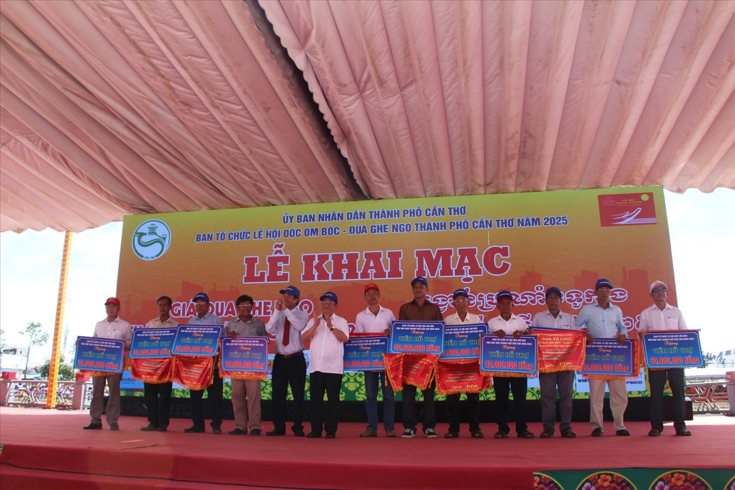 Ban tổ chức trao cờ luân lưu và bảng tượng trưng hỗ trợ kinh phí cho các đội đua.