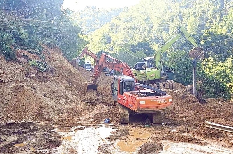 Lực lượng chức năng huy động máy móc, phương tiện khẩn trương khắc phục các điểm sạt lở, hư hỏng sau bão.
