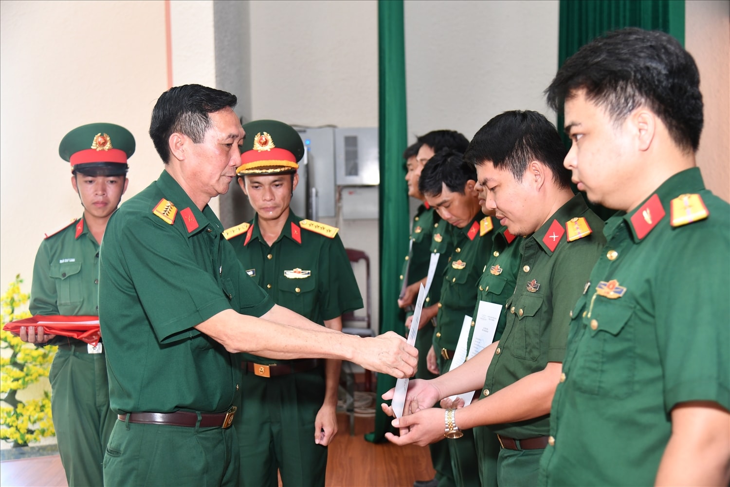 Đại tá Cao Minh Tâm, Phó Chính ủy Bộ CHQS tỉnh trao giấy chứng nhận cho các học viên hoàn thành lớp bồi dưỡng tiếng Khmer lần này