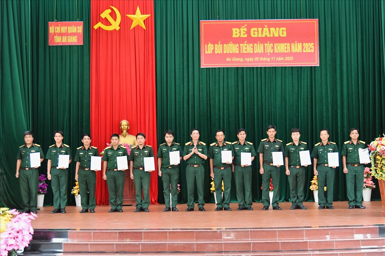 Với sự quyết tâm cao, 100%  học viên là sĩ quan, quân nhân chuyên nghiệp thuộc các cơ quan, đơn vị LLVT tỉnh An Giang hoàn thành lớp bồi dưỡng tiếng Khmer  