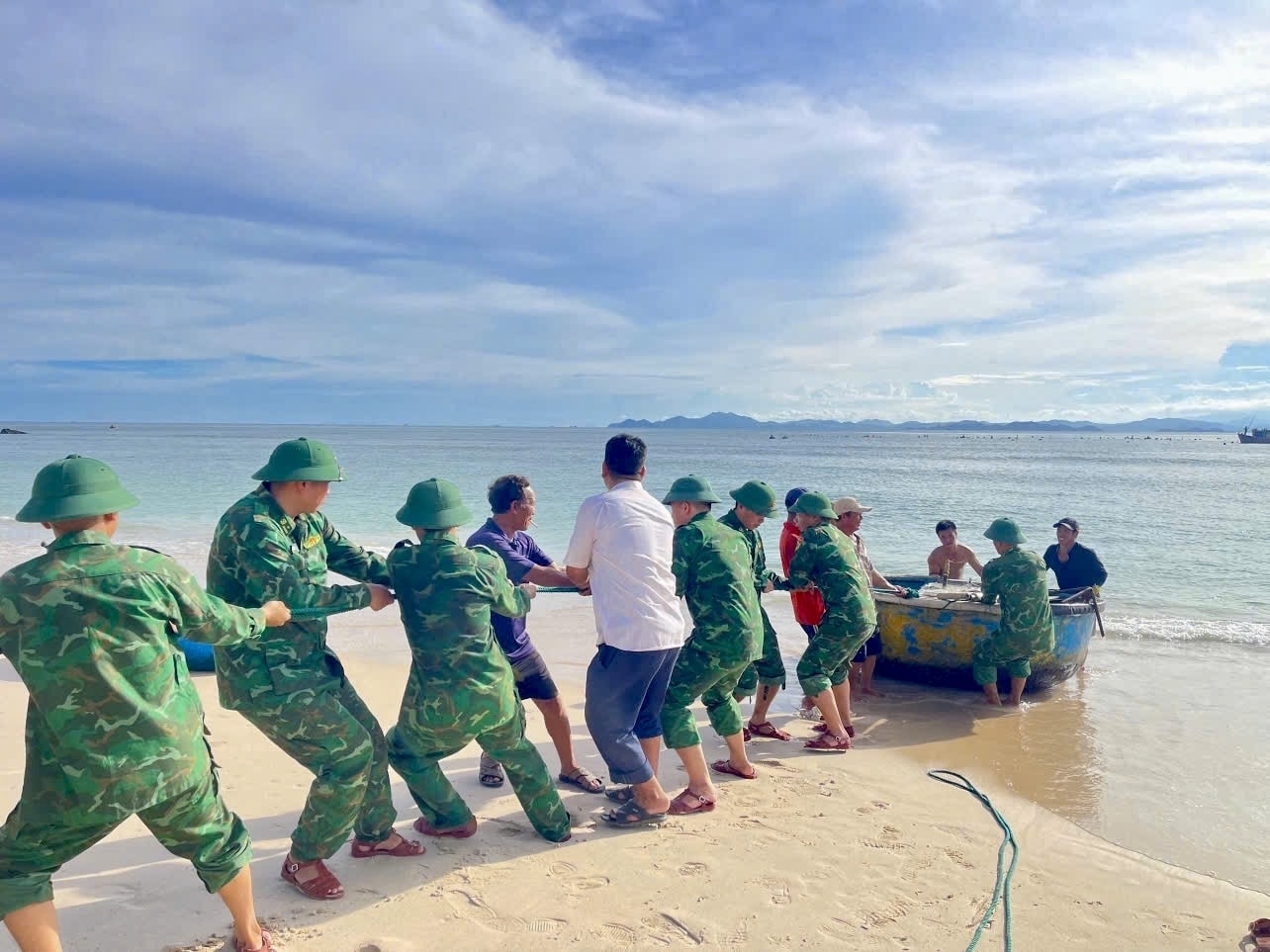 Quân và dân trên xã đảo Nhơn Châu đang tích cực di dời tài sản nhằm bảo đảm an toàn tuyệt đối trước bão số 13