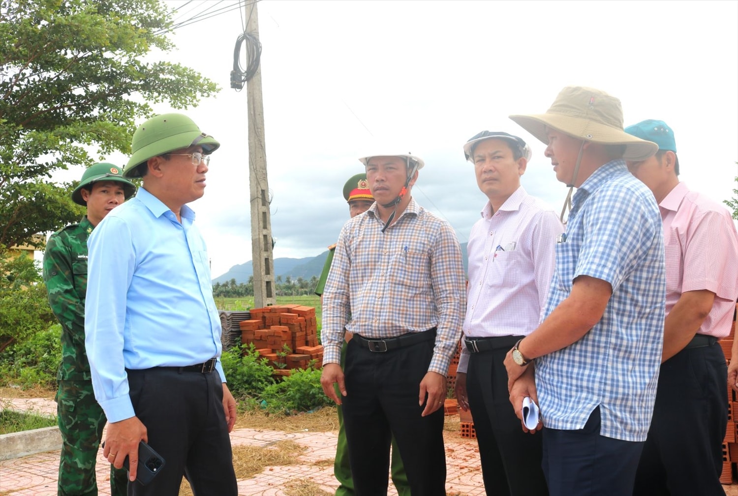 Ông Phạm Anh Tuấn - Chủ tịch UBND tỉnh Gia Lai (deo kính) kiểm tra công tác phòng chống bão một số xã trên địa bàn. (Ảnh Kim Loan)