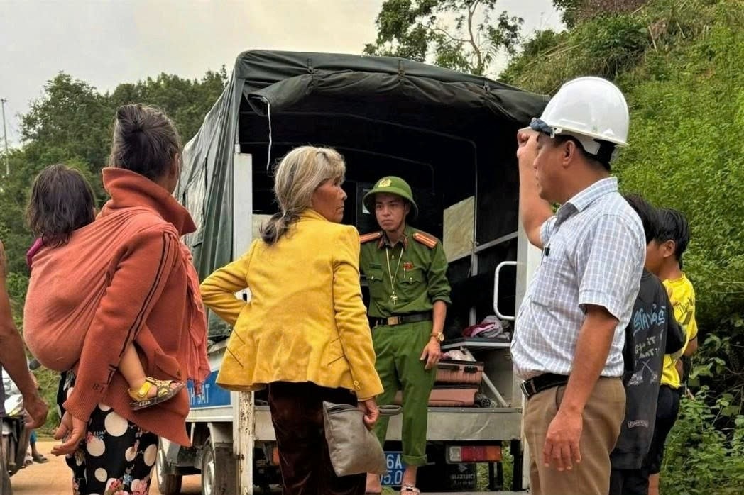 Di dời 46 hộ dân đến nơi an toàn khi phát hiện vết nứt trên sườn núi. (Ảnh ĐC)