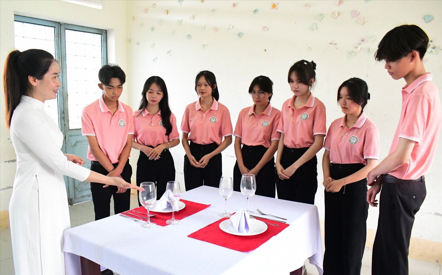 Dạy nghề cho con em đồng bào Khmer tại trường trung cấp dân tộc nội trú tỉnh An Giang (Ảnh: NVCC)