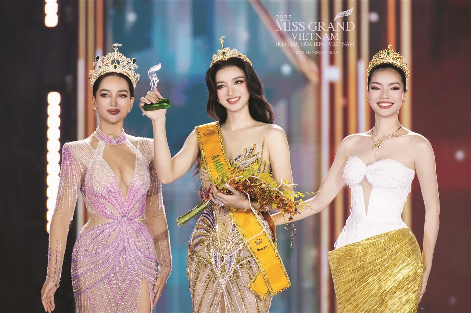 Đinh Y Quyên (người ở giữa) rực rỡ trong đêm đăng quang Miss Grand Vietnam 2025 Đinh Y Quyên (người ở giữa) rực rỡ trong đêm đăng quang Miss Grand Vietnam 2025