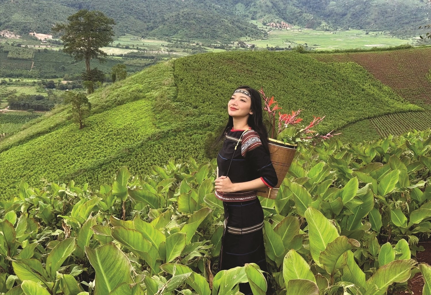 Y Quyên là người DTTS H'rê, tuổi thơ cô gắn liền với núi rừng, buôn làng Y Quyên là người DTTS H'rê, tuổi thơ cô gắn liền với núi rừng, buôn làng