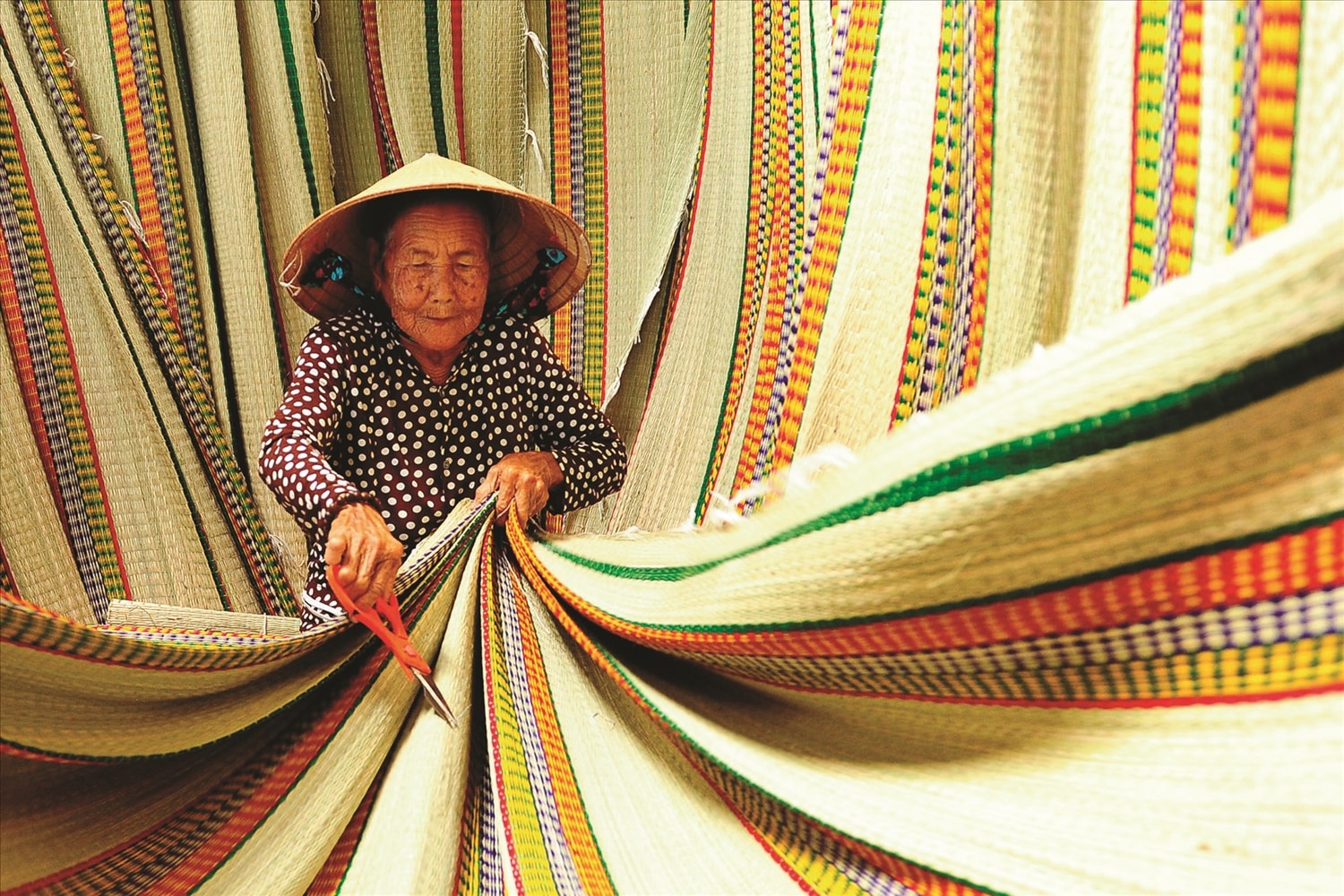 Mỗi người một việc, thành phẩm được thương lái  đến gom bán ra thị trường