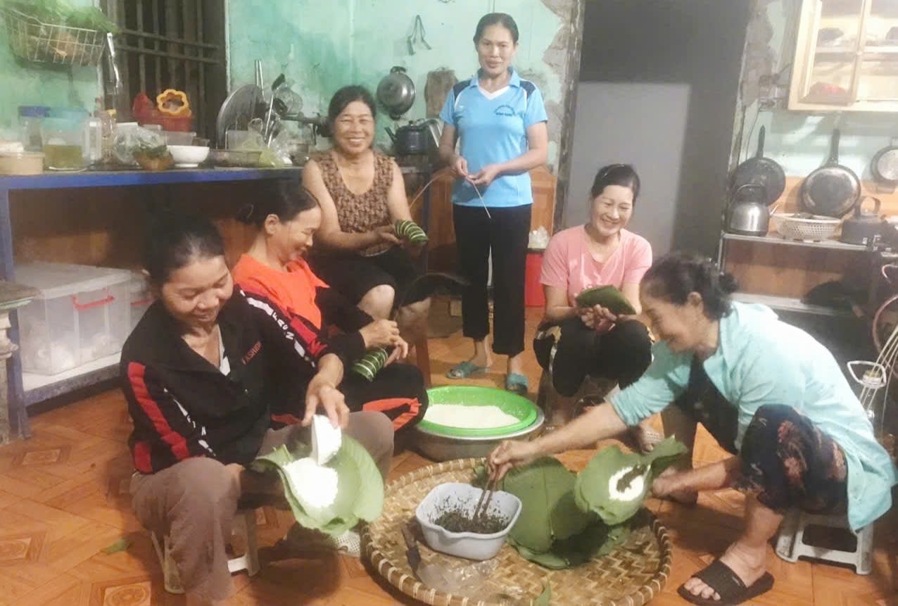 Bà con Sán Dìu cùng nhau tập trung gói bánh chưng xanh phục vụ khách du lịch Bà con Sán Dìu cùng nhau tập trung gói bánh chưng xanh phục vụ khách du lịch