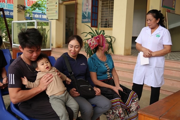 Cán bộ y tế tuyên truyền phổ cập kiến thức và hiểu biết về sức khỏe sinh sản cho đồng bào dân tộc
