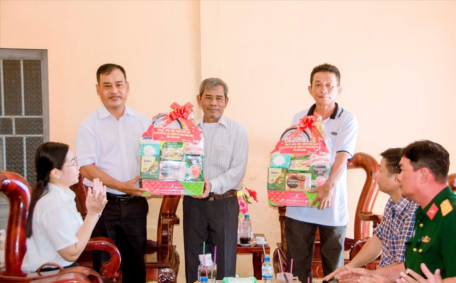Ông Danh Phúc, Giám đốc Sở Dân tộc và Tôn giáo tỉnh An Giang, thăm, tặng quà Người có uy tín nhân Lễ Sene Dolta đồng bào Khmer
