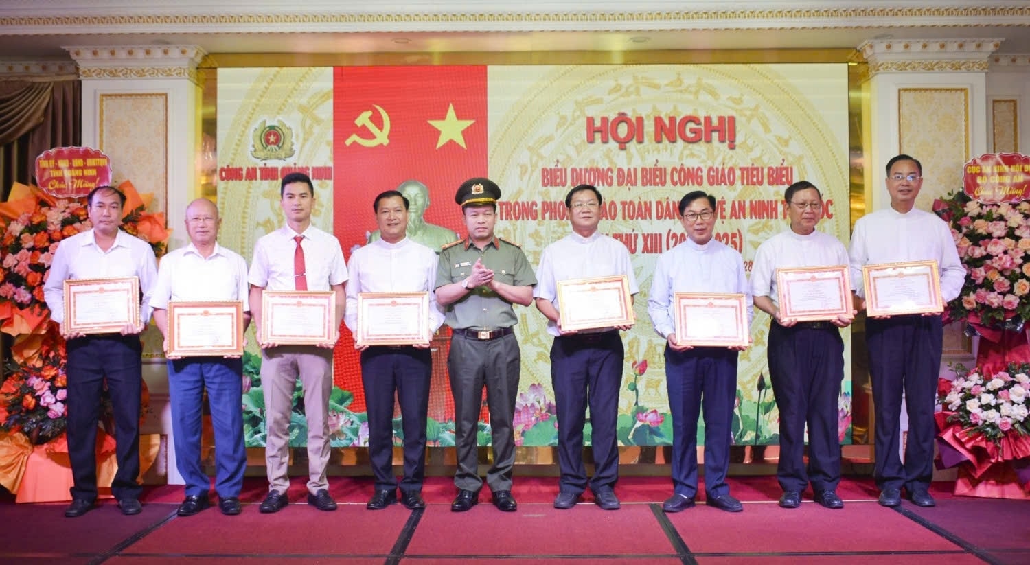Lãnh đạo Công an tỉnh Quảng Ninh trao Giấy khen cho các chức sắc, chức việc, giáo dân công giáo tiêu biểu trong phong trào Toàn dân bảo vệ an ninh Tổ quốc