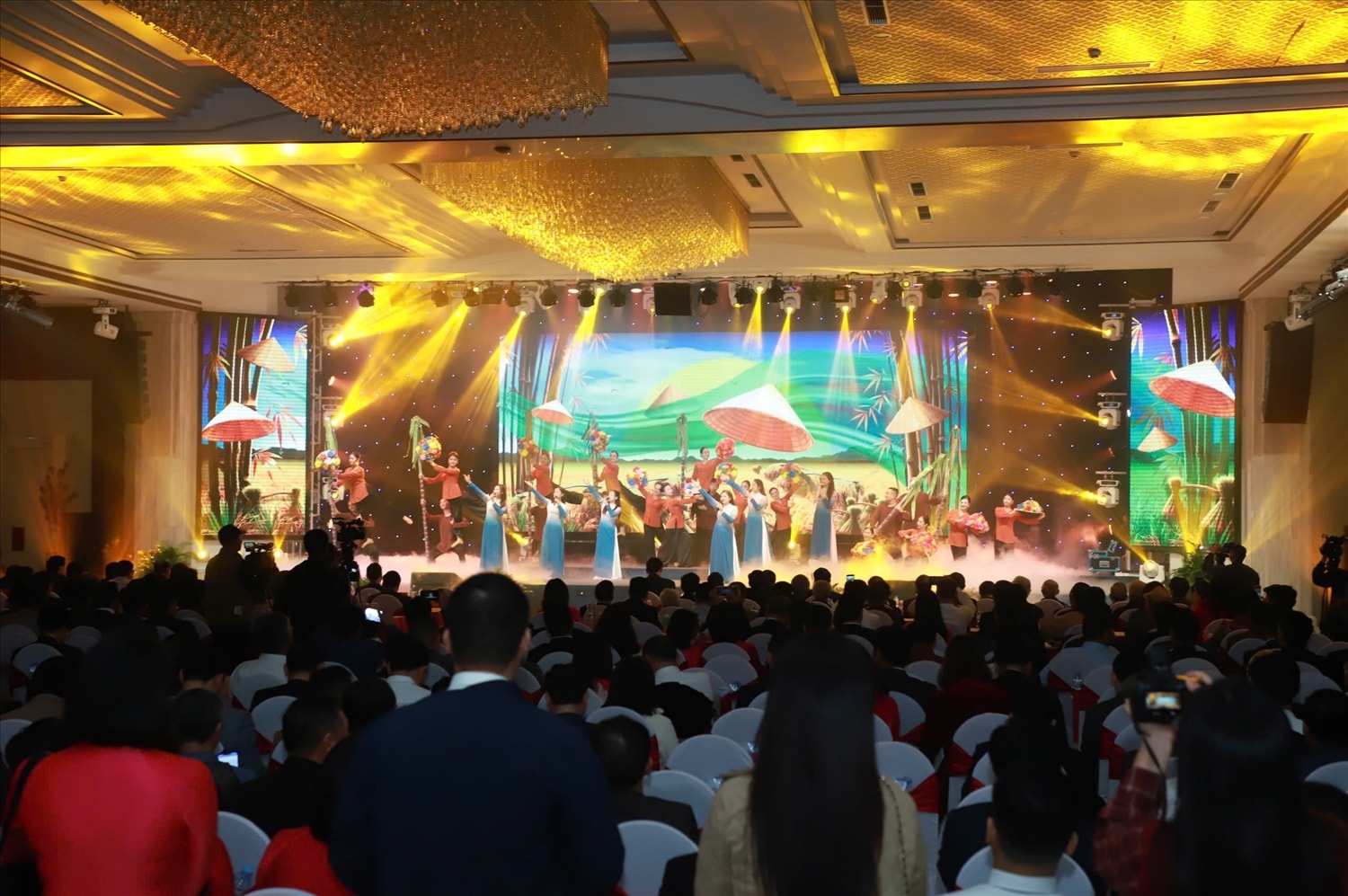 Chương trình nghệ thuật tái hiện lại 80 năm hình thành, phát triển ngành Nông nghiệp và Môi trường Nghệ An - Ảnh: T.H
