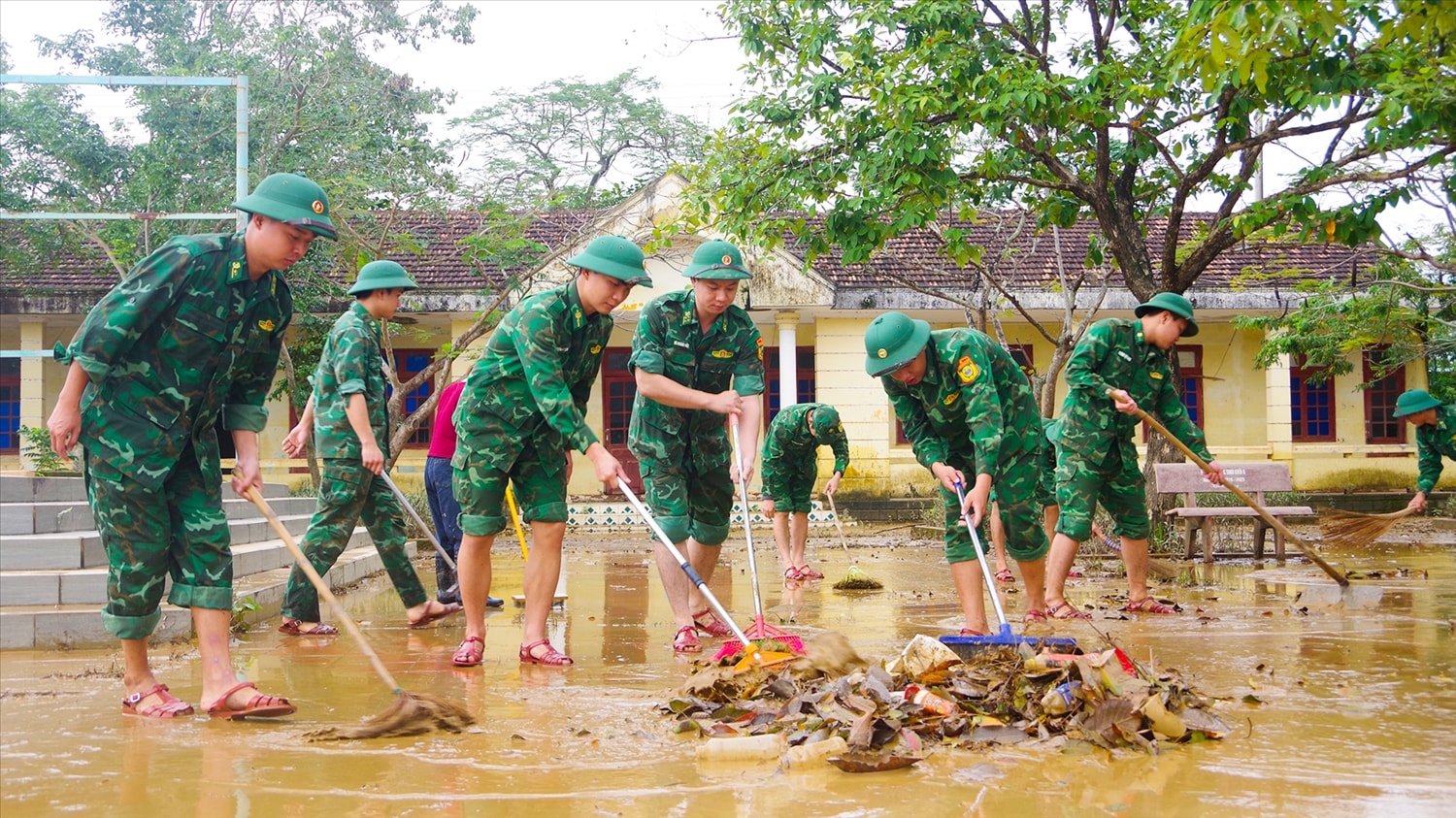 Chiến sĩ BĐBP Quảng Trị dọn dẹp vệ sinh tại Trường  Trung học cơ sở Kiến Giang. (Ảnh: Khánh Ngân)