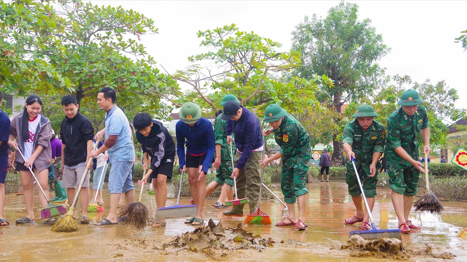 Quân- Dân phối hợp khắc phục hậu quả sau lũ tại Trường Trung học cơ sở Kiến Giang  . (Ảnh: Khánh Ngân)